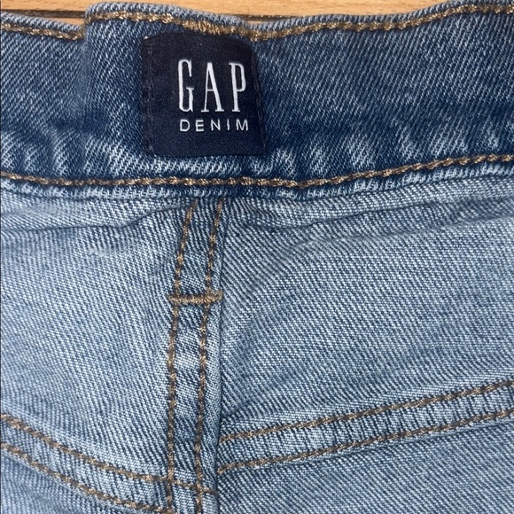 Women's Distressed Gap denim shorts - Picture 2 of 4